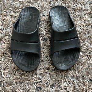 Lightly worn Oofos in great condition